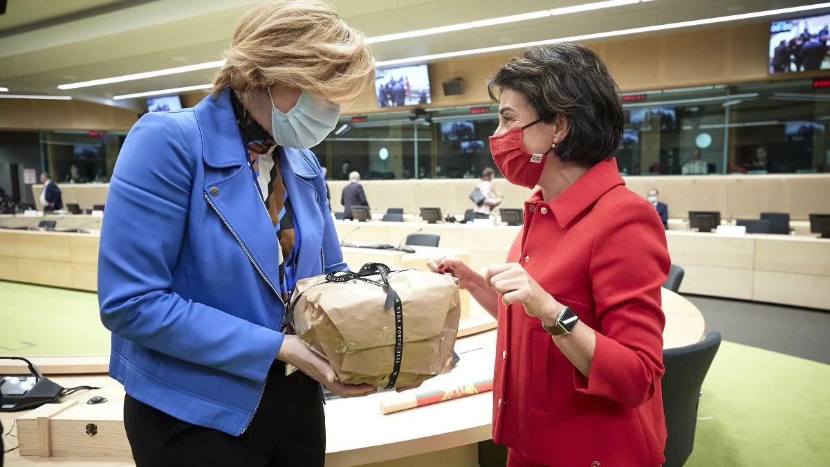 Portugal overtog i december formandsskabet i EU fra Tyskland, og  har dermed fået til opgave at stå i spidsen for de - formentlig - afsluttende forhandlinger om EU's landbrugsreform. Her får Portugals landbrugsminister Maria do Céu Antunesi (t.h.) overrakt en gave af sin tyske kollega, Julia Klöckner, i forbindelse med overdragelsen i december. Foto: EU