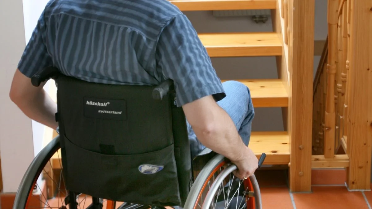 Man kan søge kommunen om hjælpemidler, hvis en medarbejder kommer til at fejle noget. Hjælpemidlet kan gøre, at den ansatte kan passe sit arbejde til glæde for både medarbejderen selv og arbejdsgiver. Foto: Colourbox