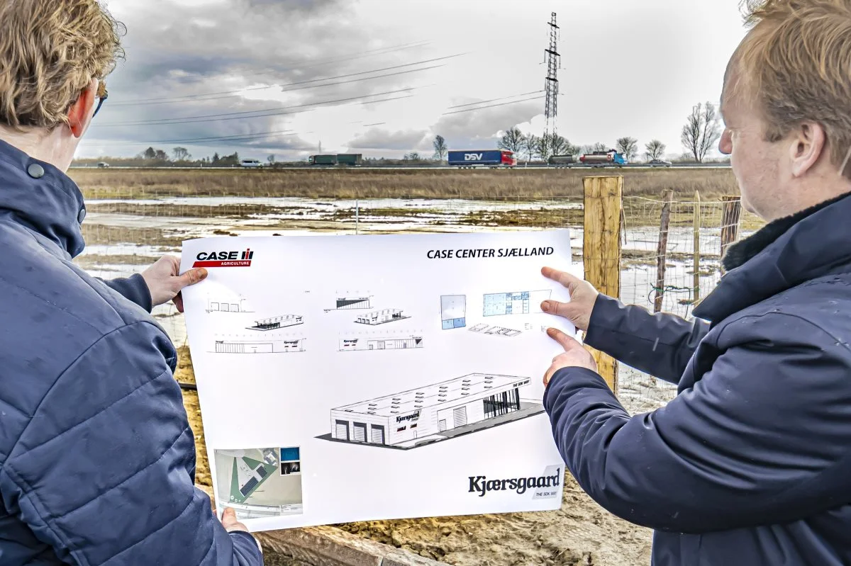 Skitse over S.D. Kjærsgaards nye Case-center i Ringsted, der kommer til at ligge ud mod motorvejen (ses i baggrunden), hvor 52.000 biler passerer hver dag.