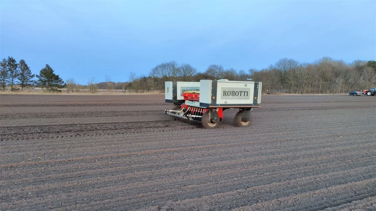 De første maskiner er allerede i marken i form af en Robotti, monteret med en 2,5 meters Pöttinger Vitasem-såmaskine.