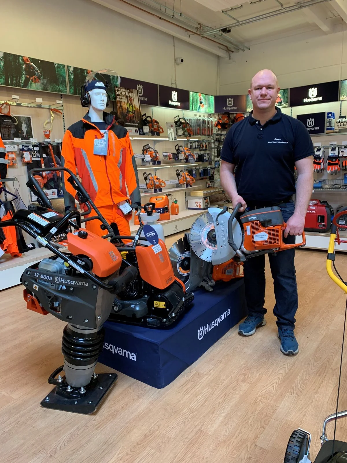 Minitraktorgården har et rigt udvalg af forskellige maskiner fra blandt andet Husqvarna. Foto: Jesper Hallgren