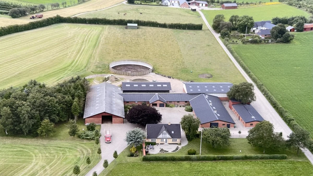 Asmildkloster Landbrugsskole har købt en ejendom med 55 hektar jord til. Ejendommen hedder Kløverhøjgaard og ligger tæt på skolens nuværende lokation på Aalborgvej i Viborg.