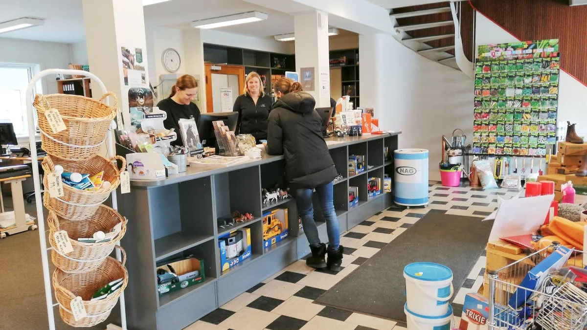 Der er stadig kunder i NAG's butik i Helsinge. Det er med til at give en solid økonomi, som NAG har taget af, i forbindelse med byggeriet af tre nye siloer til 10 millioner kroner.
