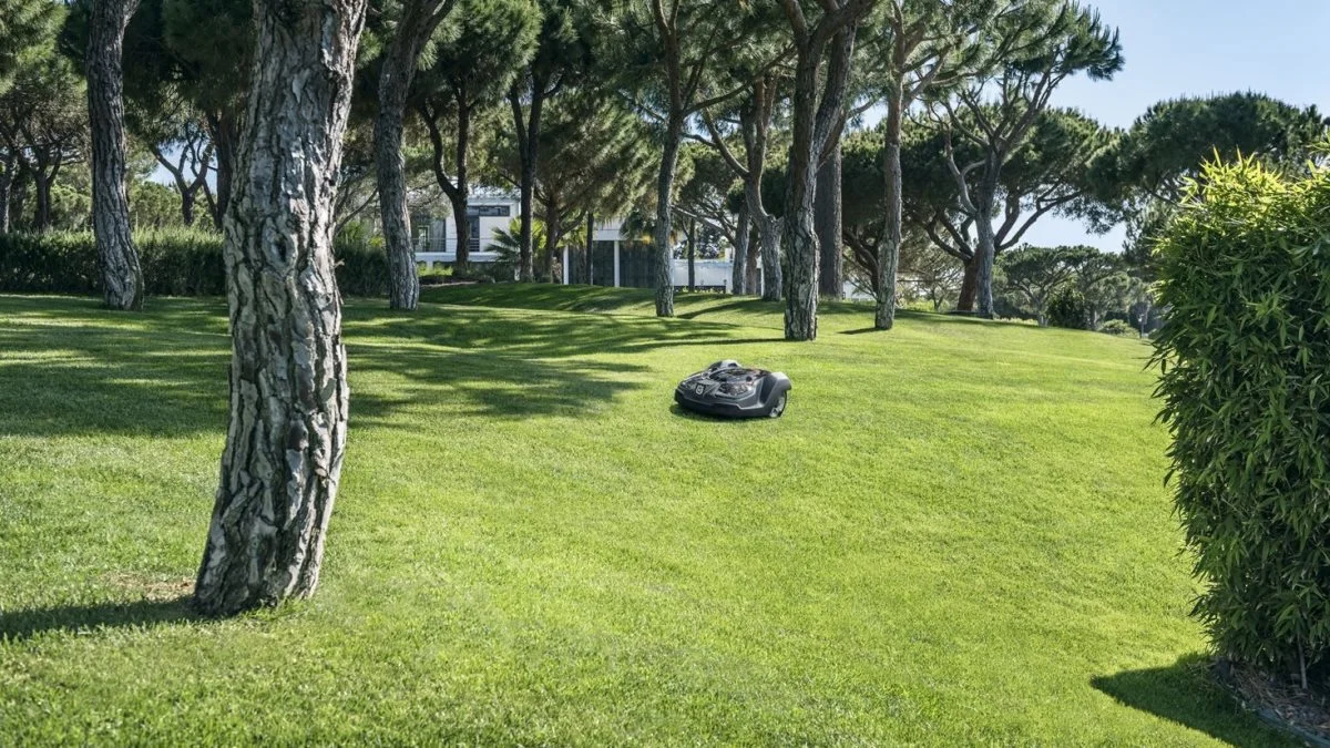 Mens forsyningslinjerne begynder at svigte i forhold til mange have/park-artikler, kan Farmas stadig følge med den store efterspørgsel på robotplæneklippere.