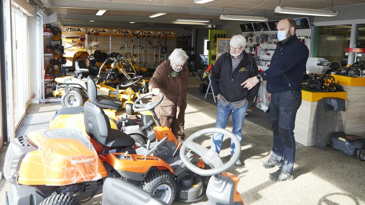 - Vi er en gammeldags forretning, der forhandler og servicerer det, som kunderne har brug for, fastslår indehaverne af Fyns Minitraktor. Henrik Larsen afslutter her en handel om en Husqvarna havetraktor med Inger og Niels Nielsen fra Refsvindinge, som har været kunder i forretningen i mange år. Fotos: Erik Hansen