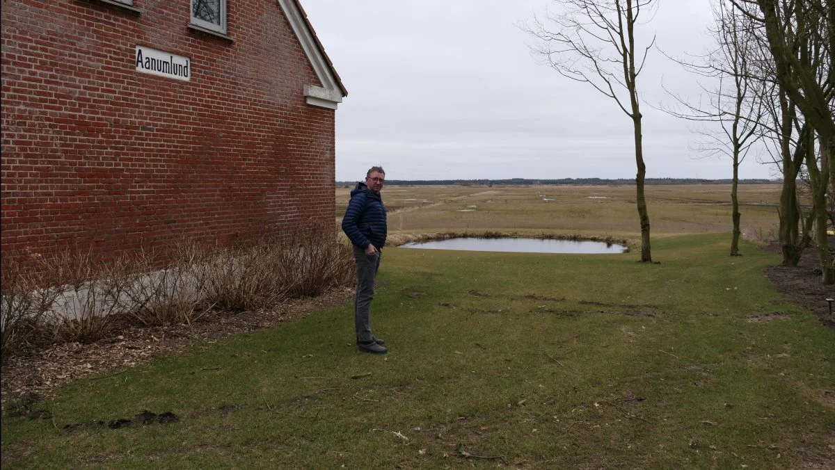 Nabogården Aanumlund, hvor Søren Christensens søn og svigerdatter har bopæl, vil efter udtagningen af lavbundsjordene i Skjern Enge opleve at få vandet helt op til græsplænen. 