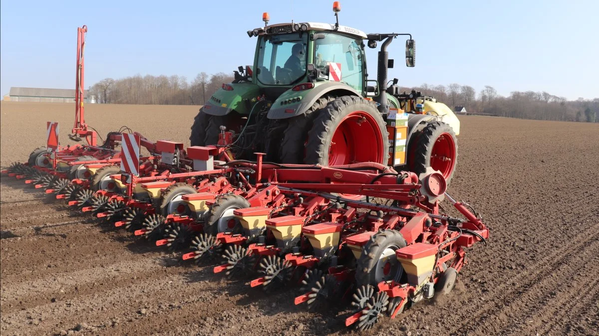 Der sås med en 18-rækker Kverneland-roesåmaskine fra 2013, som har Geoseed. Det giver mulighed for at så i diamantmønster og derved på række i alle retninger med tilsvarende mulighed for radrensning i alle retninger.
