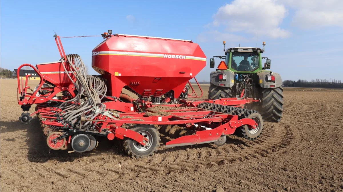 Der bliver placeret 120 kg/ha af en 18-20-0-gødning sammen med vårbygudsæden.