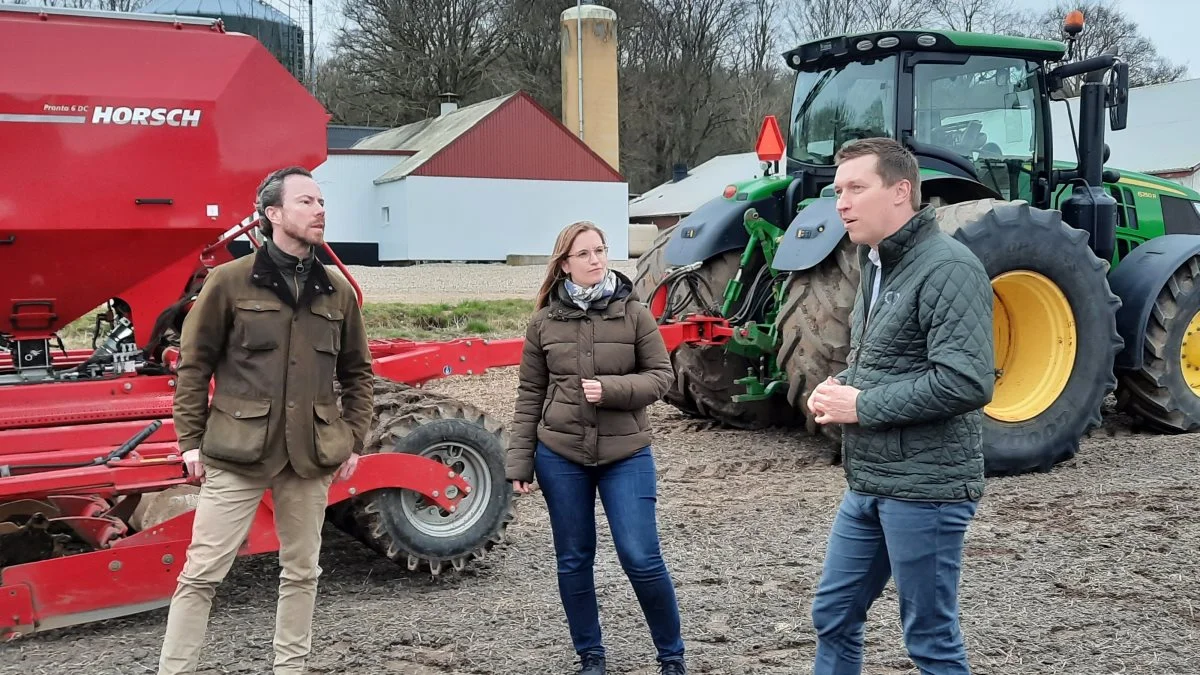 Venstre-formand Jakob Ellemann-Jensen og den nye næstformand i partiet Stephanie Lose fik sig en snak om landbrug og landbrugspolitik ved fredagens besøg hos formand for Landbrug & Fødevarer, Søren Søndergård, Baldershave I/S ved Gadbjerg. Foto: John Ankersen