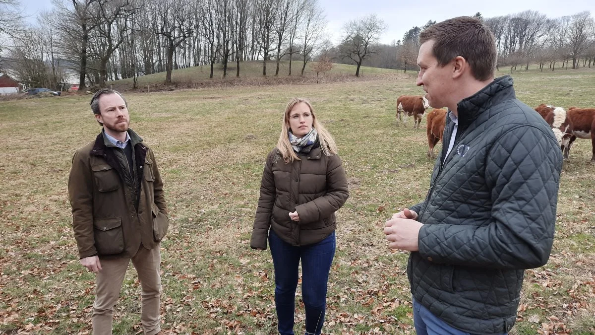 Venstre-formand Jakob Ellemann-Jensen og næstformand Stephanie Lose besøgte i går formanden for Landbrug & Fødevarer, Søren Søndergård, på hans bedrift ved Gadbjerg ikke langt fra Billund. Foto: John Ankersen