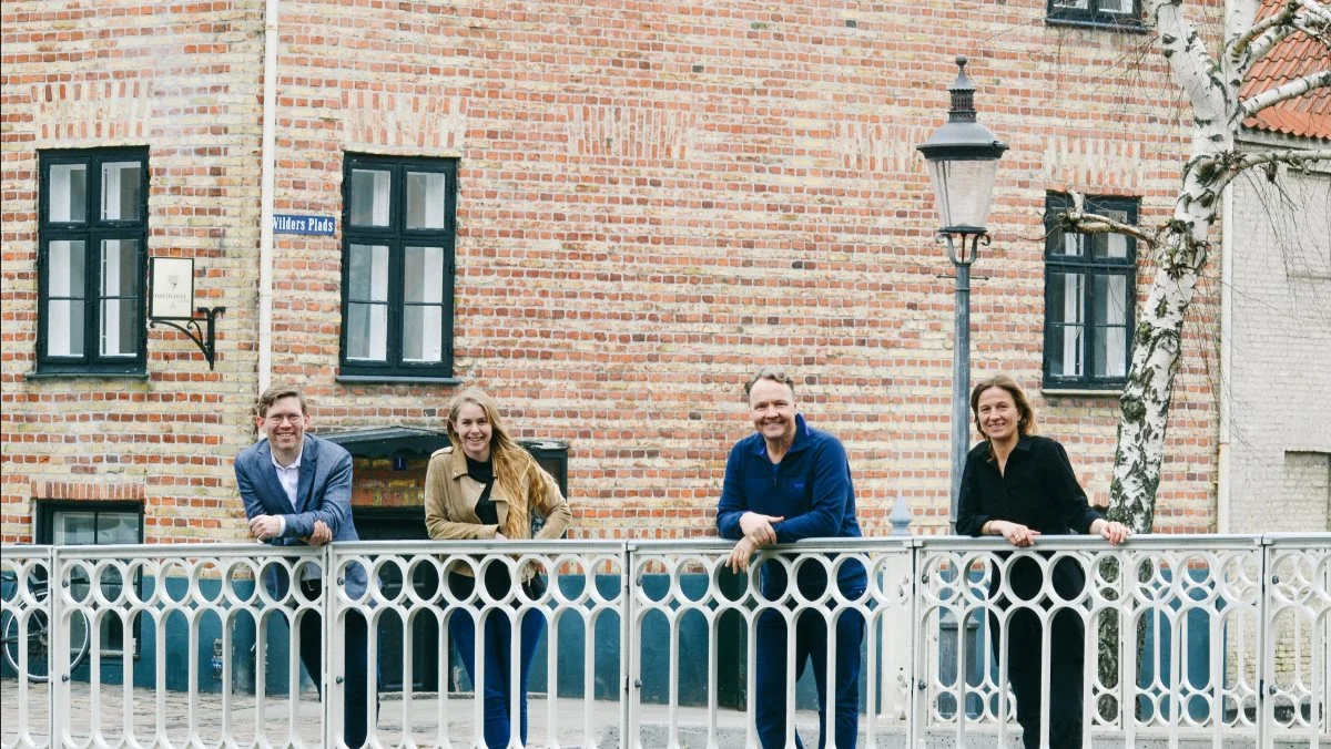 Fra venstre ses Vækstfondens repræsentant, Eric-Alan Rapp, og Commoditraders ejere Ida Boesen og Julie Koch samt direktør Simon Haldrup.  Foto: Commoditraders