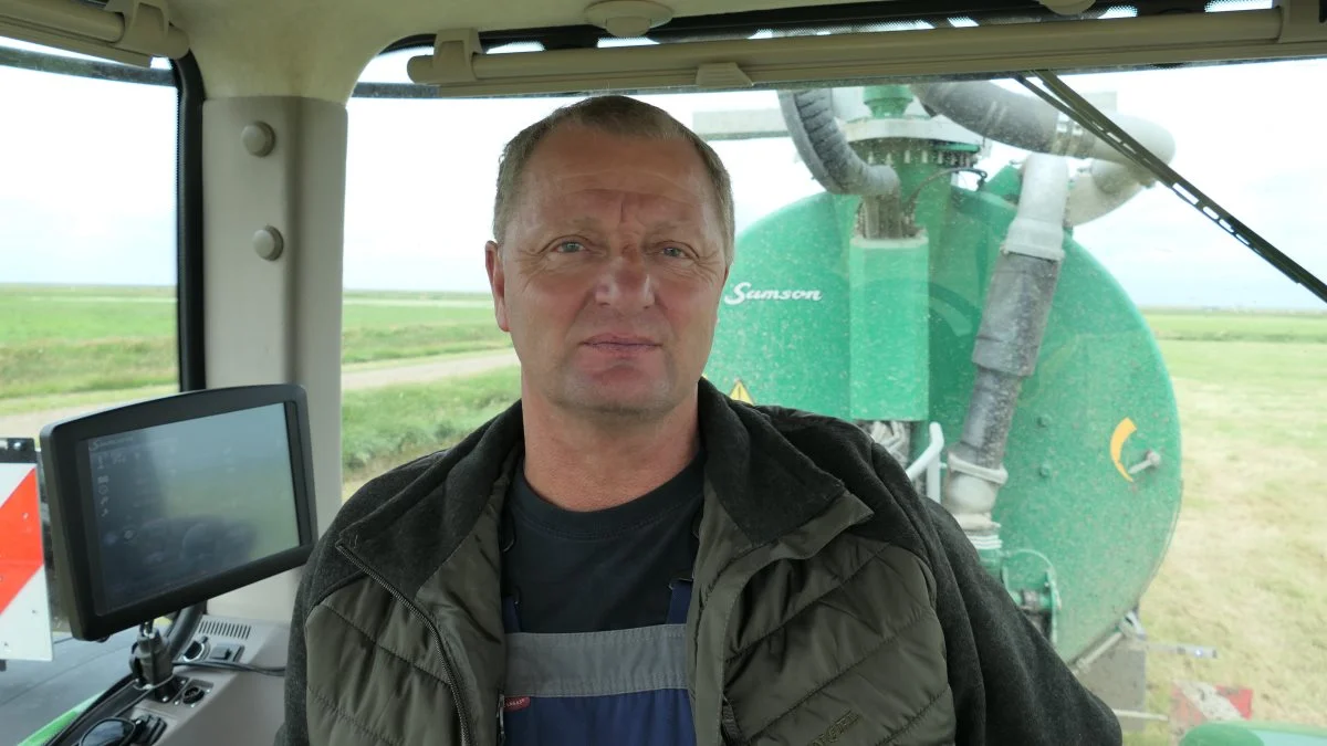 Nogle dage før udbringningen rører jeg gyllen op og landmanden får taget en analyse, der bestemmer mængderne på den enkelte mark. Jeg har en traktor med omrører stående og rører gyllen op et par gange i løbet af dagen, fortæller Flemming Nielsen, Ballum Maskinstation. Foto: Bøje Østerlund.