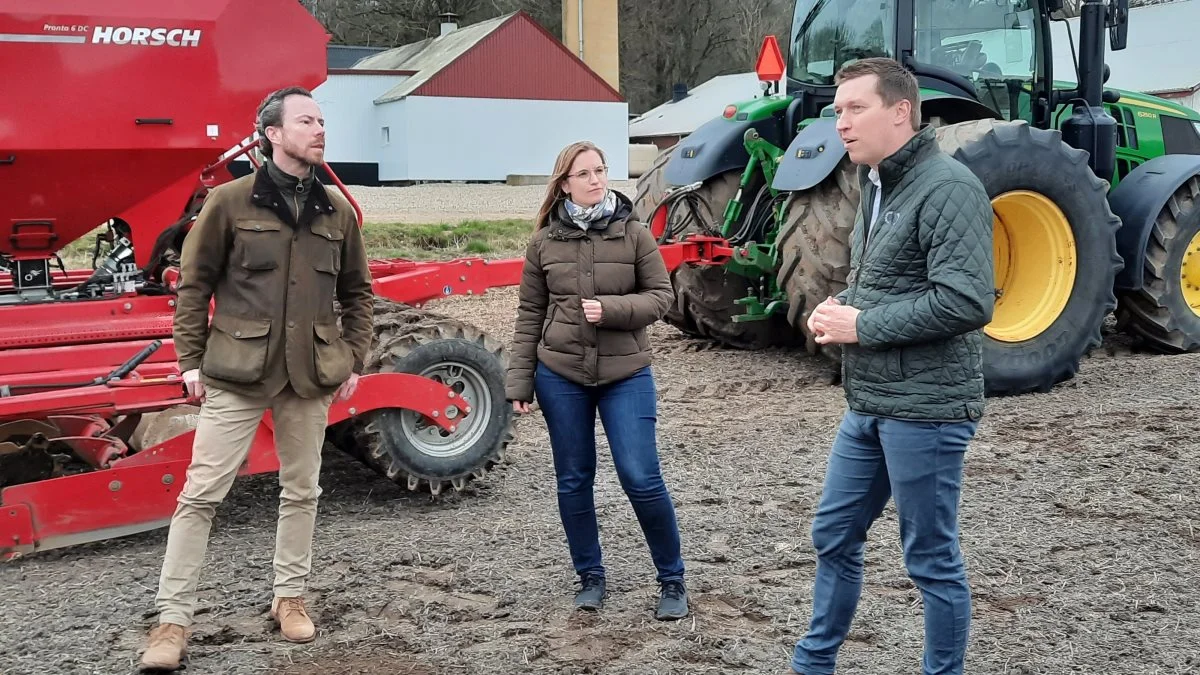 Venstreformand Jakob Ellemann-Jensen og den nye næstformand i partiet Stephanie Lose, fik sig en snak om landbrug og landbrugspolitik i forbindelse med besøget hos formand for Landbrug & Fødevarer, Søren Søndergård, på formandens egen svinebedrift Baldershave I/S ved Gadbjerg. Foto: John Ankersen