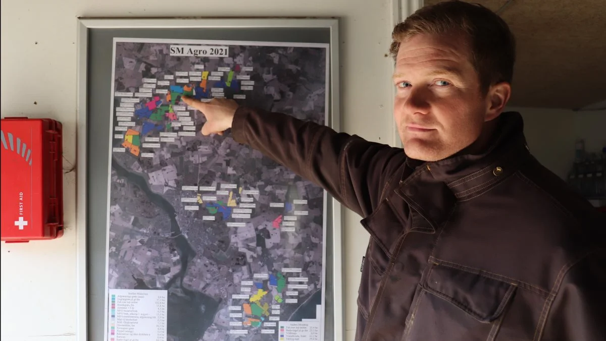 I værkstedet på Boderup hænger en plakatstor markplan over de 1.580 hektar, som Steffan Mikkelsen og hans tre medarbejdere driver. Selve gården Boderup viser Steffan Mikkelsen her.