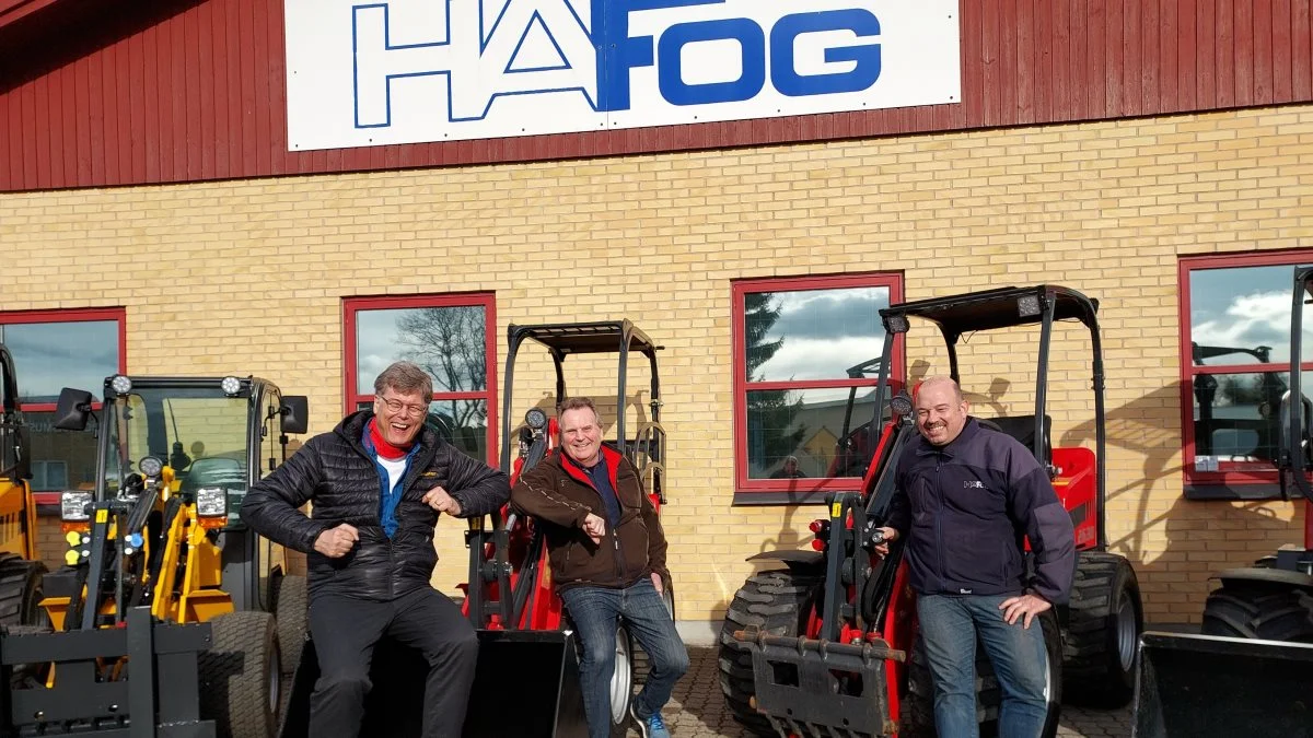 - Så er det en aftale! Kristian Helms fra Schäffer-importøren, Helms TMT-Centret A/S, der ses til venstre, og Karsten Fog, ejer og direktør hos den nye Schäffer-forhandler, Henrik A. Fog A/S, Brøndby, bekræfter på god corona-vis deres nye samarbejdsaftale. Til højre ses sælger Martin Christensen fra Henrik A. Fog. 