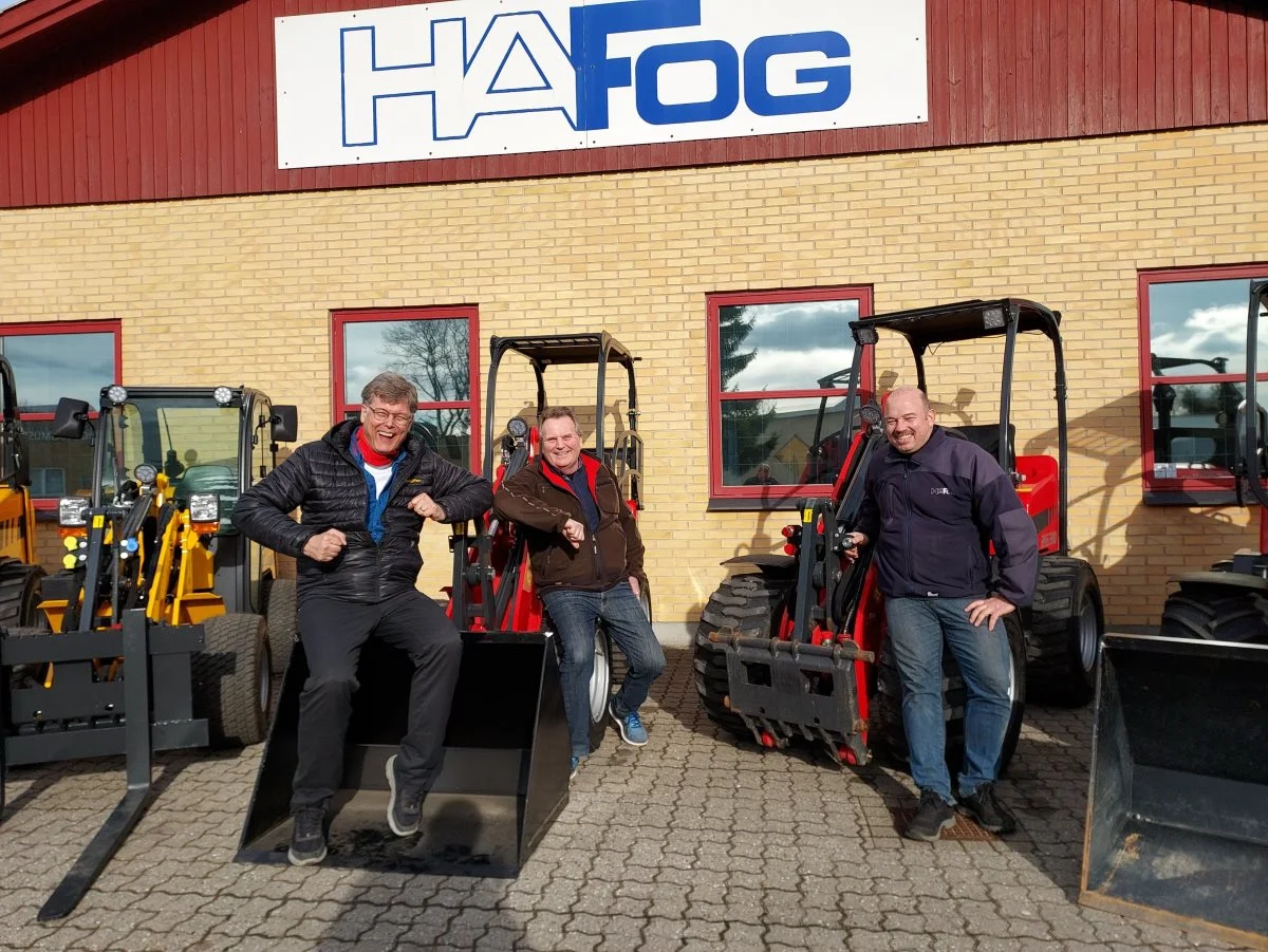 Der gives »corona-hilsen« på den nye aftale. Kristian Helms fra Schäffer-importøren Helms TMT-Centret (til venstre) og Karsten Fog, ejer og direktør hos Henrik A. Fog. Til højre ses sælger Martin Christensen fra Henrik A. Fog.