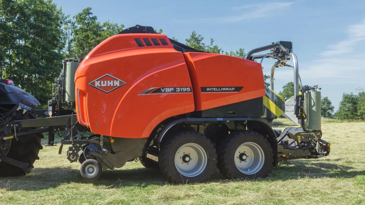 Kuhn UHN VBP 3100-serien. Bemærk de to lodretstillede 750 millimeter standard wrapfolieruller forrest på presseren. Wrapperen kan naturligvis wrappe ballerne uanset om de er bundet med net eller wrapfolie, men det er altid en fordel at anvende wrapfoliebinding, når ballen efterfølgende skal wrappes.