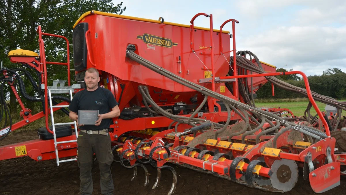 Når Søren Kristensen kører i marken, nyder han godt af brugervenligheden og styrer nemt såmaskinens funktioner med det Ipad-baserede E-Control. Foto: Väderstad.