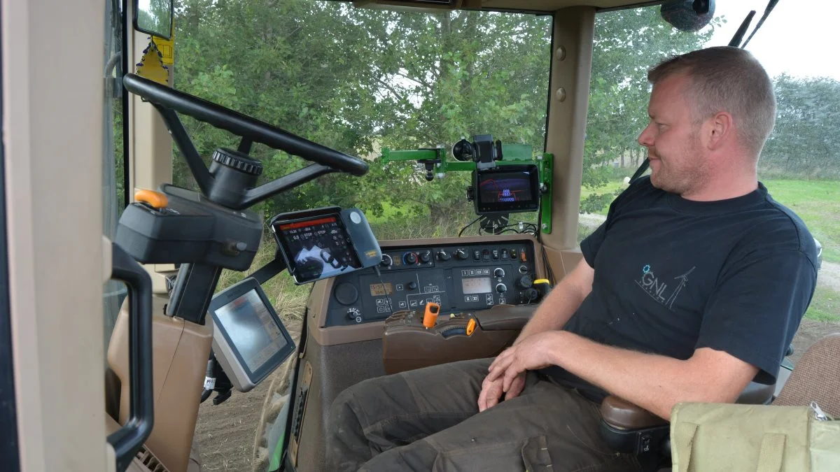 Det Ipad-baserede E-Control giver et godt overblik, mens der køres. Søren Kristensen har Ipad’en placeret, så han har let adgang til de nødvendige funktioner under såning. Foto: Väderstad