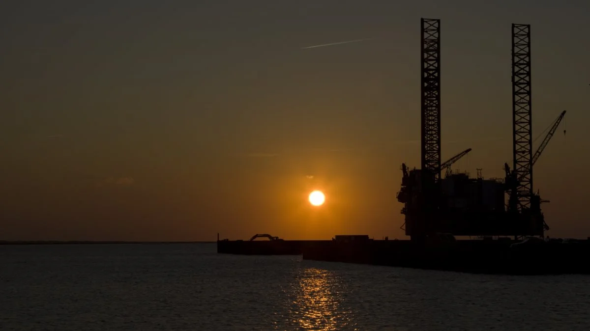Rusland og de olieproducerende lande i OPEC er igen begyndt at skrue op for oliehanerne og eksporten af olie, hvilket på ny sætter pres på olieprisen. Foto: Colourbox