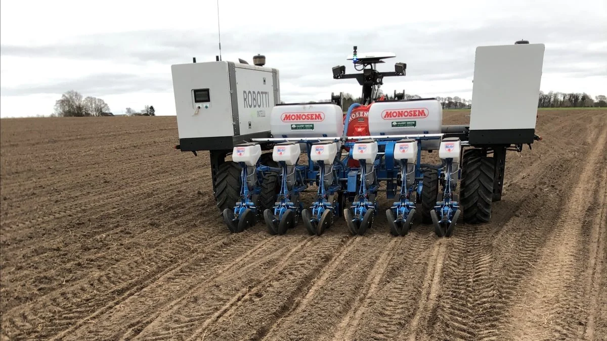 Robotti i gang med at så spinat. - Vi oplever en stor interesse fra sjællandske planteavler efter at få robot-sået spinat, sukkerroer, frø og andre rækkeafgrøder, siger Lars Albrecht, planteavlsrådgiver hos Albrecht Agro, der formidler robottens ydelser på Sjælland. 