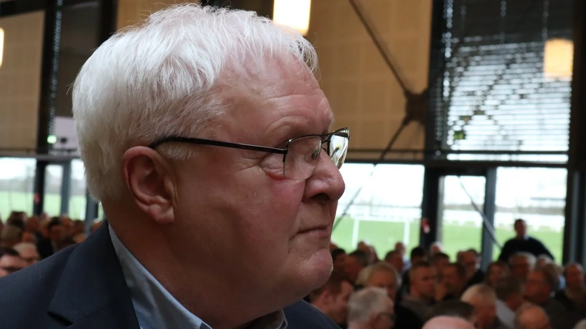 Lige nu er toppen af dansk landbrug og Axelborg nærmest mest optaget af, at Mette Frederiksen og hendes ministre har sagt, at der fortsat skal være landbrug i Danmark, at det er godt for beskæftigelsen, og at de godt ved, at udflagning at enhver gris, enhver liter mælk og ethvert kg brødhvede og maltbyg koster på klimakontoen, mener Agerskov-formand Jens Peter Aggesen. 