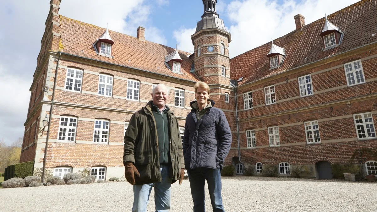 For halvandet år siden overtog Bent Bille Brahe Selby, der er advokat, Rønningesøgaard efter sine forældre Anne og Stig Bille Brahe Selby. På slottet bag far og søn står årstallet 1596, hvor østfløjen blev opført. Nordfløjen til venstre blev opført 150 år senere. Foto: Erik Hansen