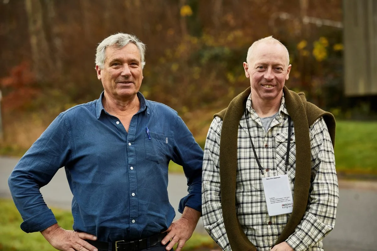 Økologisk Landsforening og Landbrug & Fødevarer etablerer Innovationscenter for Økologisk Landbrug. Per Kølster, formand for Økologisk Landsforening (til venstre), og Hans Erik Jørgensen, formand for Landbrug & Fødevarers Økologisektion, er enige om at det nye center bliver et kraftcenter, der sikrer økologiens fremtidige vækst. Foto: Torben Worsøe  