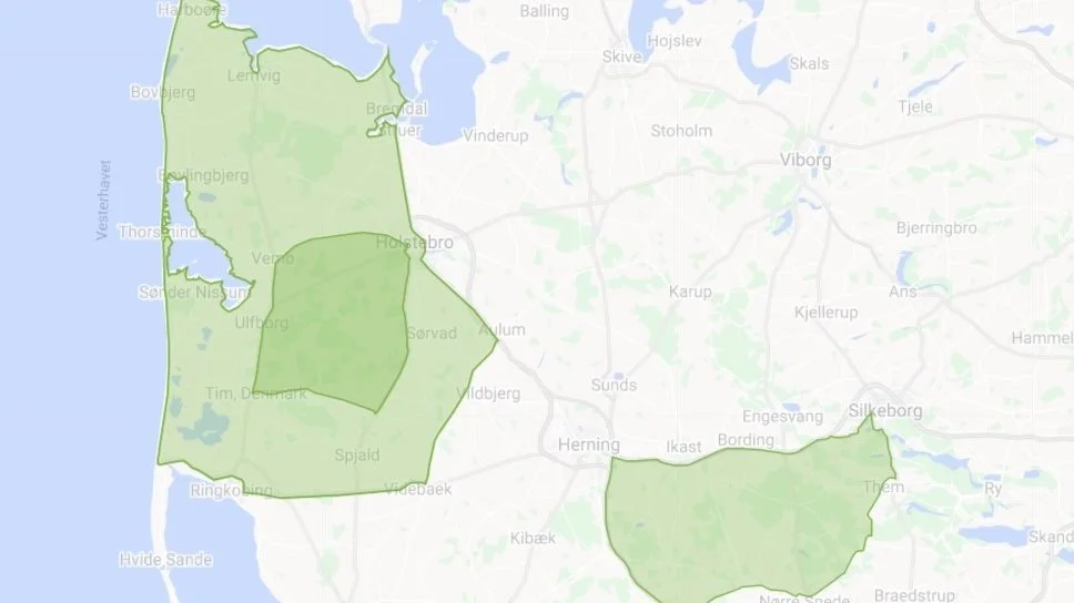 Det nye ulveområde strækker sig fra Søndervig i syd til Thyborøn i nord og mod øst helt ind til Videbæk, Aulum og Holstebro. Det erstatter det tidligere og noget mindre beskyttelsesområde, der lå sydvest for Holstebro. Til højre ses den anden ulvezone. Kilde: Miljøstyrelsen
