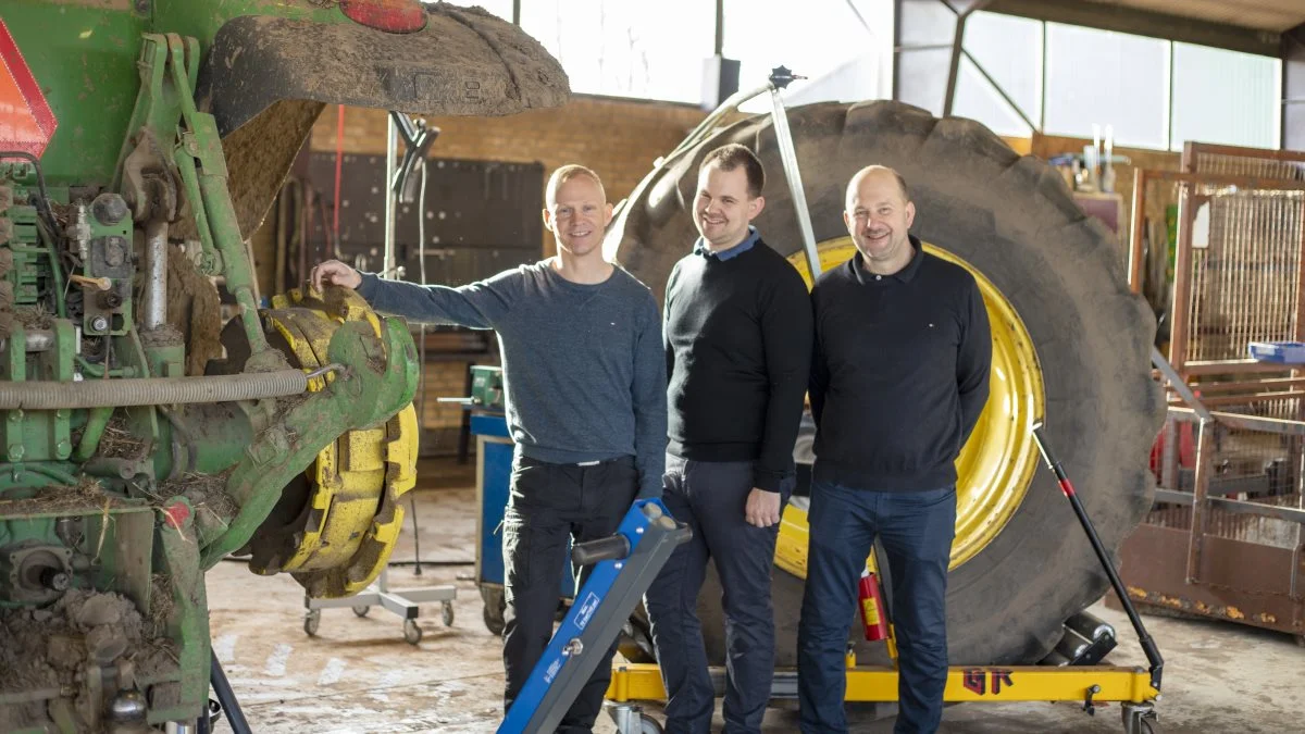 Der er allerede fuld gang i værkstedet hos Memas, og Brian Bay Christensen (tv), Anders Poulsen og Torben Poulsen (th) er klar til at byde indenfor hos maskinforretningen i Mejlby. Foto: Degn Grafisk
