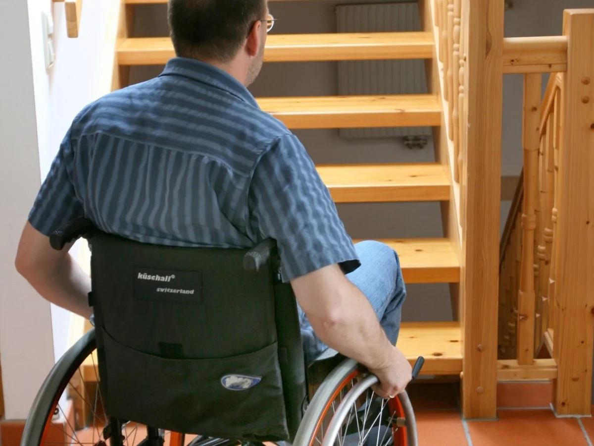 Man kan søge kommunen om hjælpemidler, hvis en medarbejder kommer til at fejle noget. Hjælpemidlet kan gøre at den ansatte kan passe sit arbejde til glæde for både medarbejderen selv og arbejdsgiver. Foto: Colourbox