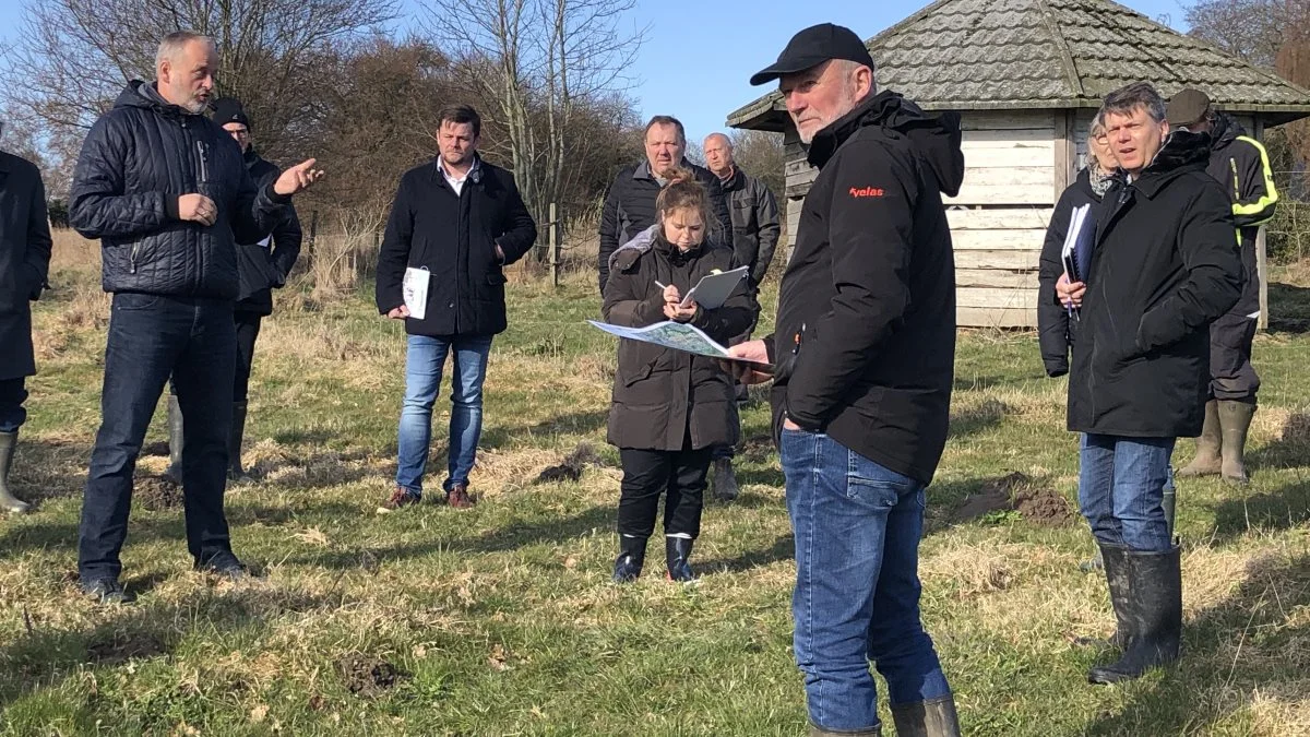 Overtaksationskommissionen på besøg i Beder hos landmand  Finn Bjørndal i mandags.  Formanden for kommissionen er Søren Mørup længst til højre i billedet.  Foto: L&F