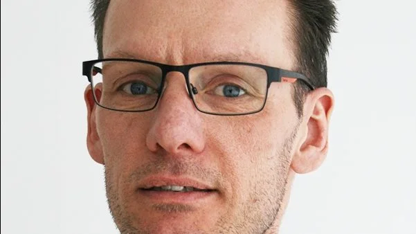 Virksomhedsrådgiver Jesper Høgsted ser ofte, at et godt forhold til bankrådgiveren gør det nemmere at forhandle sig til bedre priser i banken end flotte regnskaber alene.
