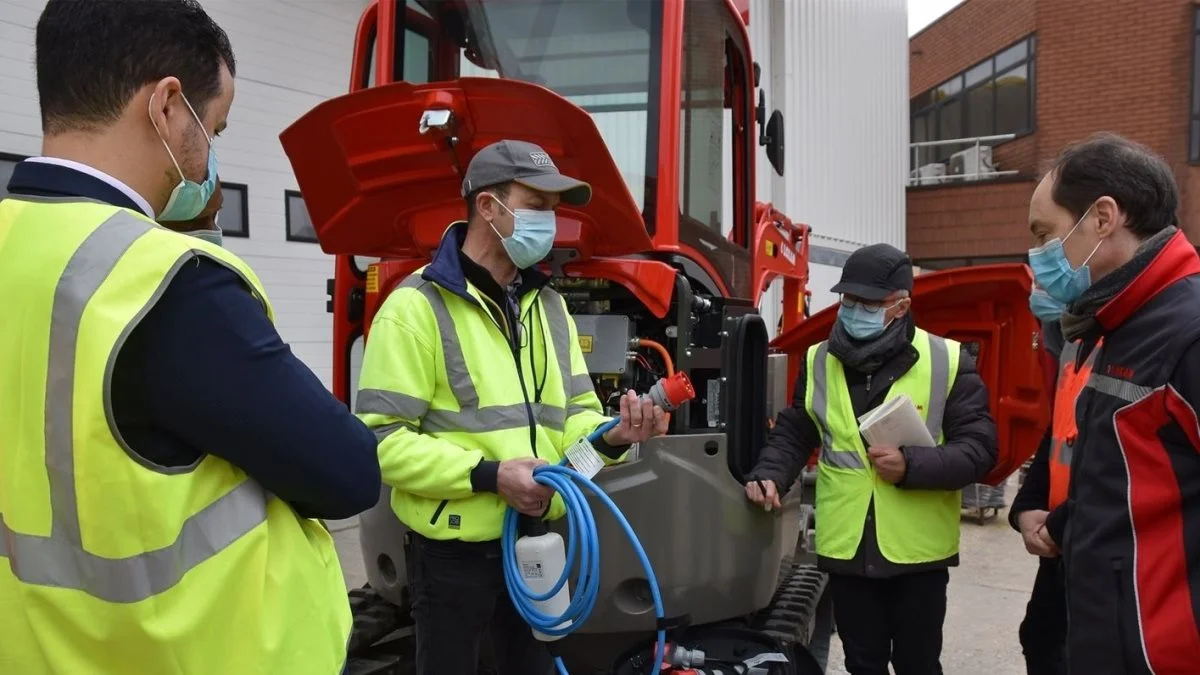 Volvo Construction Equipment (Volvo CE) tilbyder at undervise sine kunders medarbejdere i overgangen til elektriske maskiner. En af kunderne er materieludlejningsvirksomheden Loxam, der et af de største af sin slags i ikke bare Frankrig men hele Europa. Pressefoto
