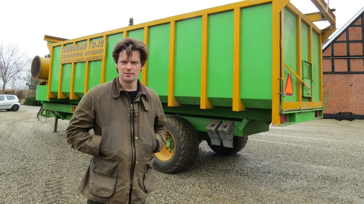 - Når høstvejret er drilsk, kan vi begynde at høste korn lidt tidligere om formiddagen og fortsætte længere om aftenen, selv om vandindholdet ligger omkring 20 procent. Så bruger vi mobiltørreriet til at tørre det først og sidst høstede korn ned med det samme, fortæller Hans Henrik Fredsted. Fotos: Erik Kjærgaard Christensen