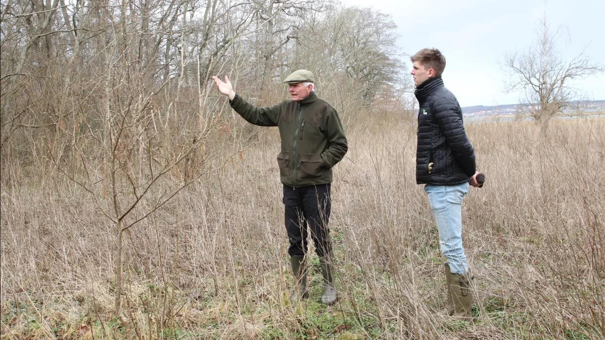 Natur- og projektkonsulent Niels Thordal-Christensen (th) oplever, at mange landmænd, der kan se mulighederne i de forskellige naturordninger, får lavet nogle rigtig gode projekter, der er til gavn for såvel natur som bundlinje. Her ses han med lodsejer Anton Østergaard, der har fået en god business case ud af at lade 8,5 hektar skov ligge urørt hen. 
