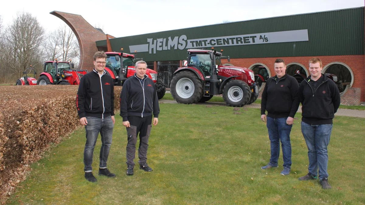 Så er den aftale på plads! Aarestrup Traktor og Maskiner ApS er nu McCormick-forhandler i Himmerland. Fra venstre er det maskinhandler Jakob Helms og McCormick-produktspecialist Jakob Kloster Jensen fra McCormick importøren Helms TMT-Centret A/S. I billedets højre side ses fra venstre Daniel Nørhave og Per Christensen, indehavere af Aarestrup Traktor og Maskiner.