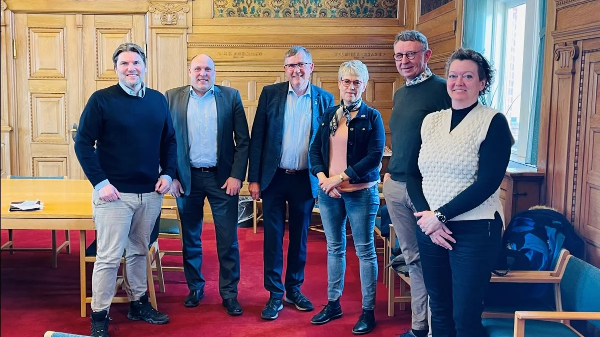 Fra venstre ses deltagerne på mødet om vandområdeplanerne: folketingspolitiker Mads Fuglede, direktør i Vestjysk René Andresen, borgmester i Ringkøbing-Skjern Kommune Hans Østergaard, formand for Familielandbruget i Landbrug og Fødevarer Lone Andersen, formand for Vestjysk Søren Christensen og Connie Høj, Varde Kommune.