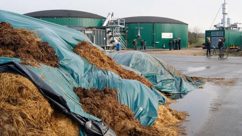 Et tysk AgriKomp-biogasanlæg. Ensilage af halm/efterafgrøde i forgrunden. Arkivfoto: Erik Fog, Seges.