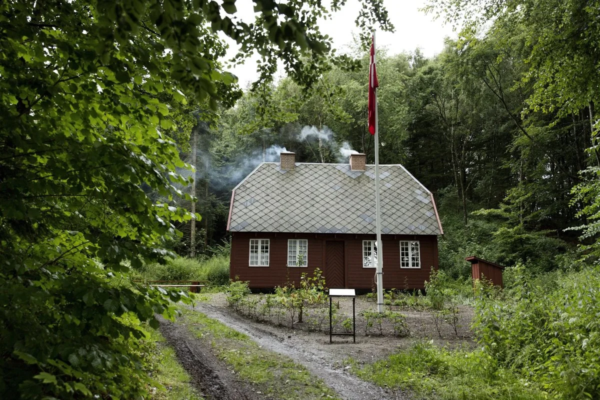 Skovarbejderhuset er indrettet med et lille køkken med brændekomfur, en stue og et soveværelse på første sal. Foto: Gammel Estrup Danmarks Herregårdsmuseum