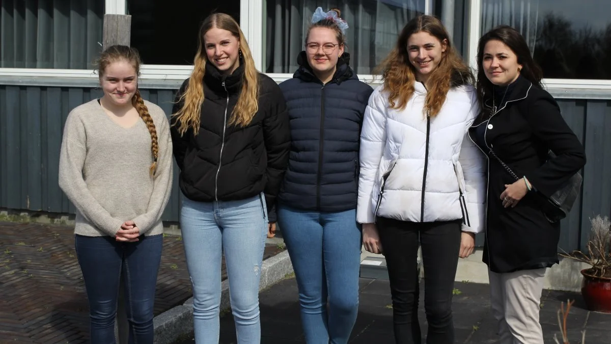 Om to måneder kan de fem piger (fra venstre) Stina Fruerskov, Charlotte Lysdal, Annika Christensen, Louise Petersen og Caroline Ravnhøj bryste sig af at være den første klasse færdiguddannede landmænd fra Kold College. De fire af pigerne havde ingen landbrugsmæssig erfaring eller baggrund, da de påbegyndte uddannelsen, og er derfor et billede på de nye typer af landmænd, der uddannes flere og flere af i de kommende år. Fotos: Henriette Lemvig

