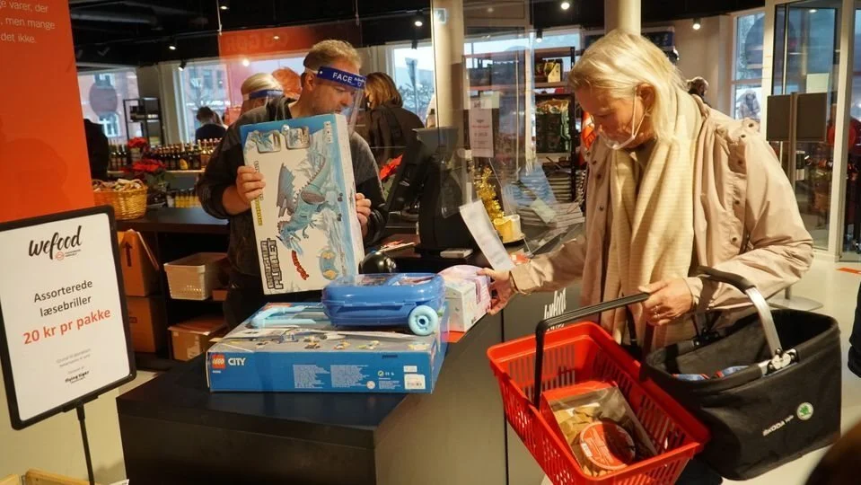 Wefood sælger overskudsvarer, som almindelige supermarkeder og butikker ofte kasserer, men som ingenting fejler. Det kan være varer, der er overproduceret, har fejl i emballagen eller har passeret bedst-før-datoen. Foto: Folkekirkens Nødhjælp