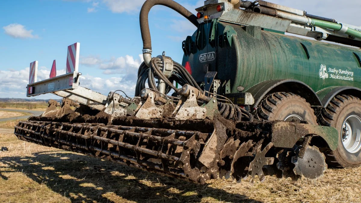Staby-Rønbjerg Maskinstation var de første til at sætte Gømas nye brede discnedfælder i jorden i marts måned. Midt i April begyndte maskinstationen så at prøve tandnedfælderen af.