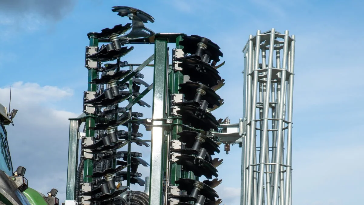 Når skær og valse bliver hevet op i midtersektionen, bliver der frihøjde nok til at transporthøjden holder sig under fire meter.