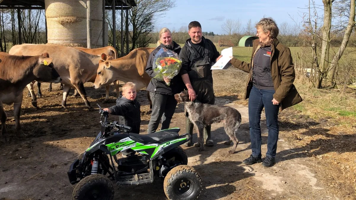 Parret Jesper Hansen og Mette Bidstrup fik forleden legatet fra Pedersens Fond af 2002 overrakt af Lone Andersen, der er formand for Familielandbruget VEST-Jylland.