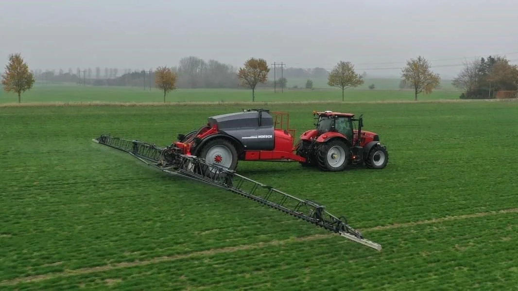 Den nye Horsch Leeb 8 GS-trailersprøjte med 30 meter bom er i disse dage i gang med at sprede flydende gødning.