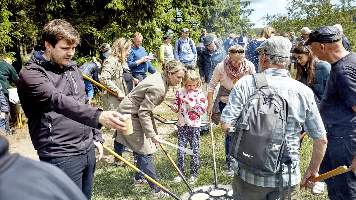 Almindingen på Bornholm har tidligere været midtpunkt for naturarrangementer. Her ses miljøminister Lea Wermelin (i midten) under indvielsen af Bisonstien i skoven. Foto: Pelle Rink