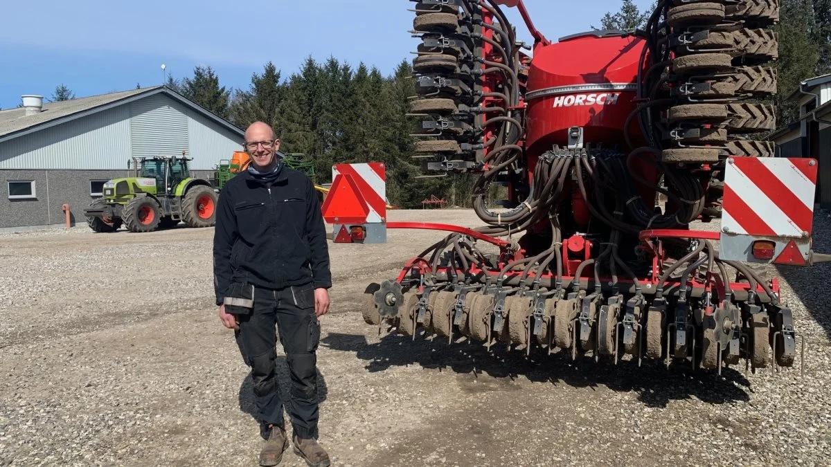 Bjarke Wilhelmsen ved Horsch-såmaskinen, som anvendes på Vidstruplund på tredje år. Ved besøget ventede det sidste vårbyg på at blive sået.