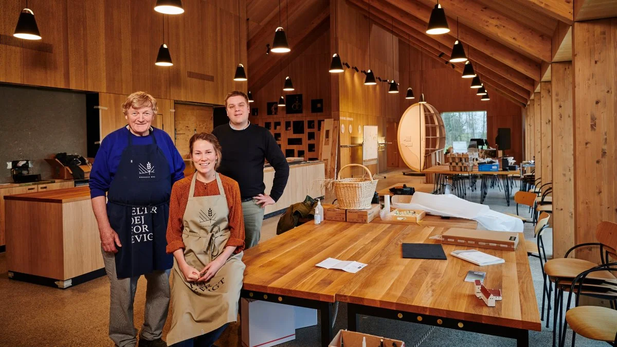 Jørn Ussing Larsen (tv), Christiane Lindrup og daglig leder Johannes Haandsbæk Vestergaard glæder sig til igen at byde velkommen i Kornets Hus. Foto: Svenn Hjartason