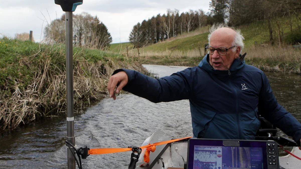 Ifølge Steen Rasmussen kan han lave målinger af vandløb på en brøkdel af den tid, som det tager kommuner at få dem foretaget. Foto: Lasse Ege Pedersen